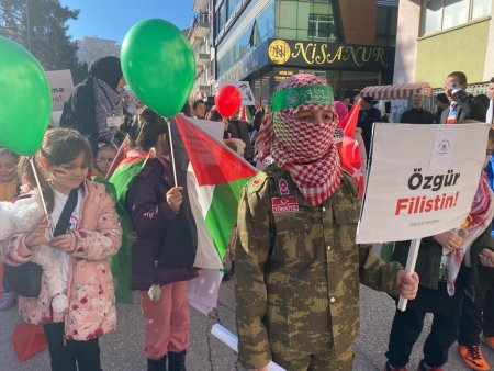 Isparta'da çocuklar Filistinli arkadaşları için yürüdü