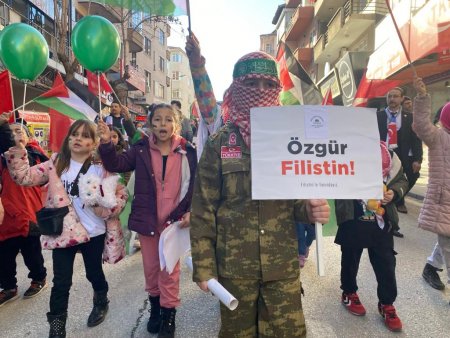 Isparta'da çocuklar Filistinli arkadaşları için yürüdü
