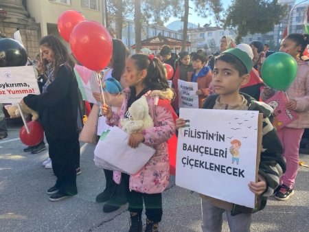 Isparta'da çocuklar Filistinli arkadaşları için yürüdü