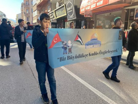 Isparta'da çocuklar Filistinli arkadaşları için yürüdü
