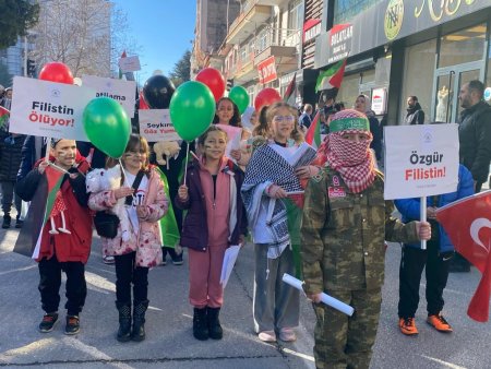 Isparta'da çocuklar Filistinli arkadaşları için yürüdü