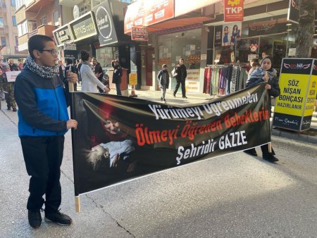 Isparta'da çocuklar Filistinli arkadaşları için yürüdü