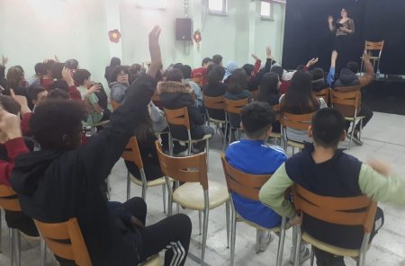 SDÜ’lü gençlerden tiyatro gösterisi