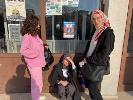 SDÜ’lü gençlerden tiyatro gösterisi
