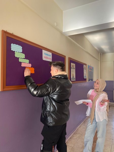 SDÜ’lü gençlerden tiyatro gösterisi
