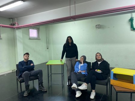 SDÜ’lü gençlerden tiyatro gösterisi