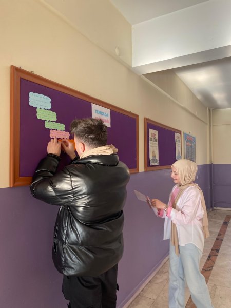 SDÜ’lü gençlerden tiyatro gösterisi