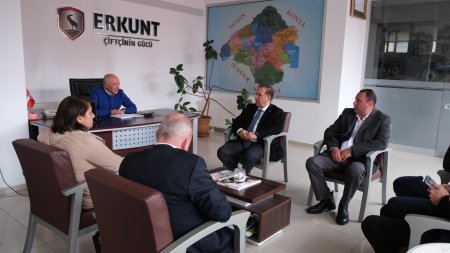 Köy Garajı esnafı Atakan Yazgan'ı bağrına bastı