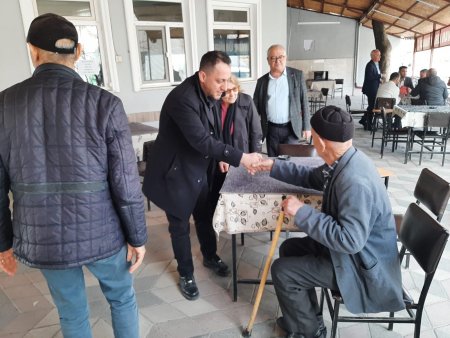 Karış karış geziyorlar