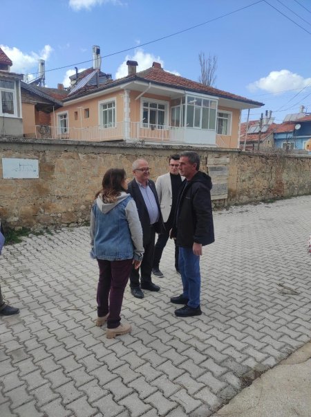 Karış karış geziyorlar