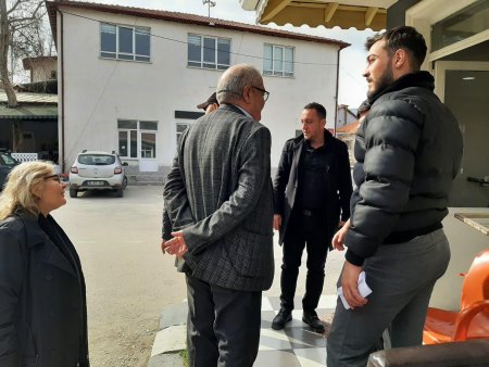 Karış karış geziyorlar