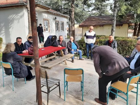 Karış karış geziyorlar