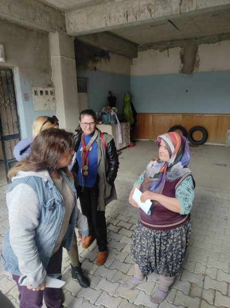 Karış karış geziyorlar