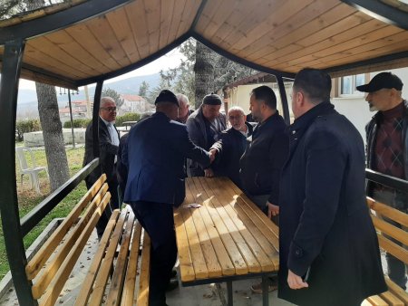 Karış karış geziyorlar