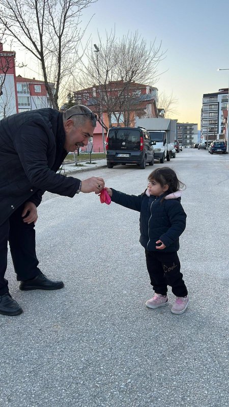 Zafer Mahallesi muhtar adayı Kemal Turan mahallede kapı kapı geziyor