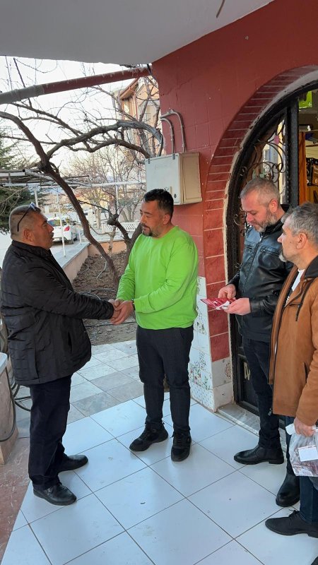 Zafer Mahallesi muhtar adayı Kemal Turan mahallede kapı kapı geziyor