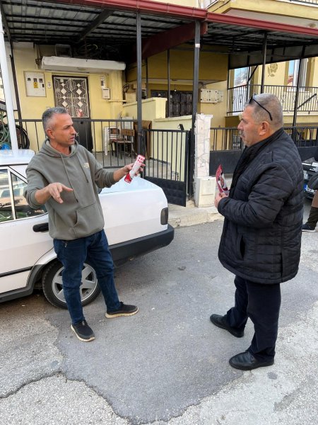 Zafer Mahallesi muhtar adayı Kemal Turan mahallede kapı kapı geziyor