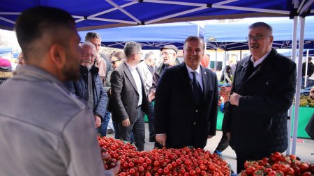 Işıkkent pazarında Atakan Yazgan izdihamı