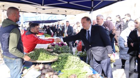 Işıkkent pazarında Atakan Yazgan izdihamı