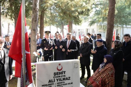 18 Mart Şehitler Günü’nde Garnizon Şehitliği’nde tören yapıldı