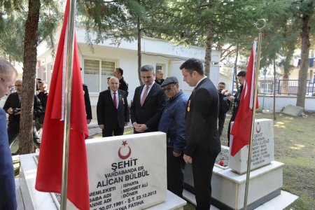 18 Mart Şehitler Günü’nde Garnizon Şehitliği’nde tören yapıldı