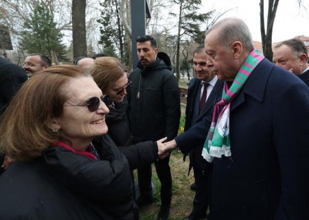 Şevket Demirel'in kızları Erdoğan'ı karşıladı