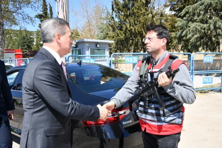Görevi başında olan personelleri ziyaret etti
