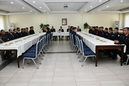 Görevi başında olan personelleri ziyaret etti