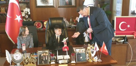 23 Nisan’da başkanlık koltuğuna küçük Ahmet Selim oturdu