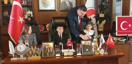 23 Nisan’da başkanlık koltuğuna küçük Ahmet Selim oturdu