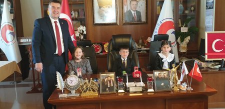 23 Nisan’da başkanlık koltuğuna küçük Ahmet Selim oturdu