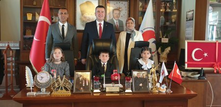 23 Nisan’da başkanlık koltuğuna küçük Ahmet Selim oturdu