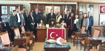 23 Nisan’da başkanlık koltuğuna küçük Ahmet Selim oturdu