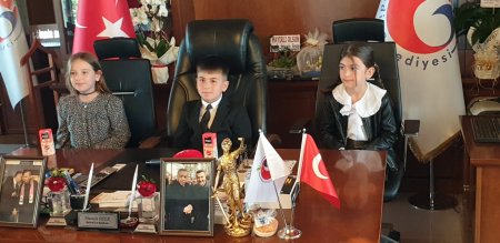 23 Nisan’da başkanlık koltuğuna küçük Ahmet Selim oturdu