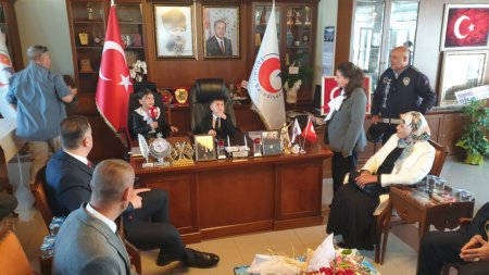 23 Nisan’da başkanlık koltuğuna küçük Ahmet Selim oturdu