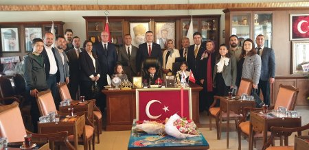 23 Nisan’da başkanlık koltuğuna küçük Ahmet Selim oturdu