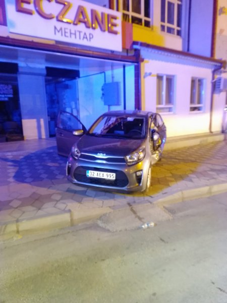 Isparta'da hafif ticari araç ile otomobil çarpıştı