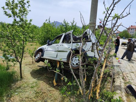 Hafif ticari araç elektrik direğine çarptı