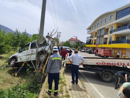 Hafif ticari araç elektrik direğine çarptı