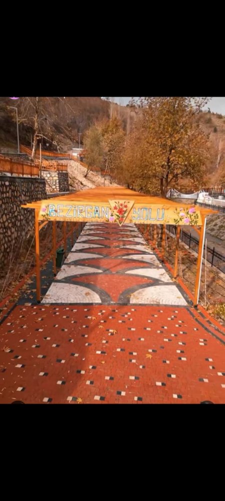 Taşlara sanatını yansıtıyor