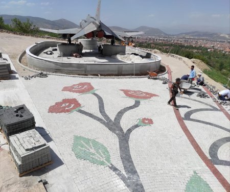 Taşlara sanatını yansıtıyor