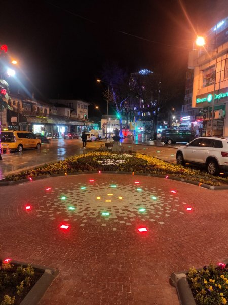 Taşlara sanatını yansıtıyor