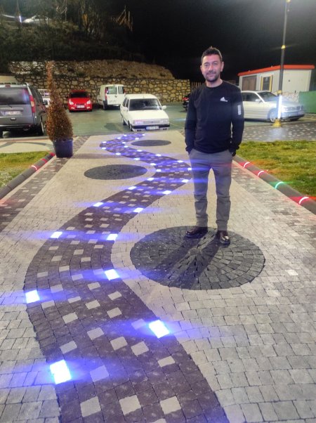 Taşlara sanatını yansıtıyor