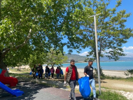 Öğrencilerden Eğirdir Gölü'nde çevre temizliği
