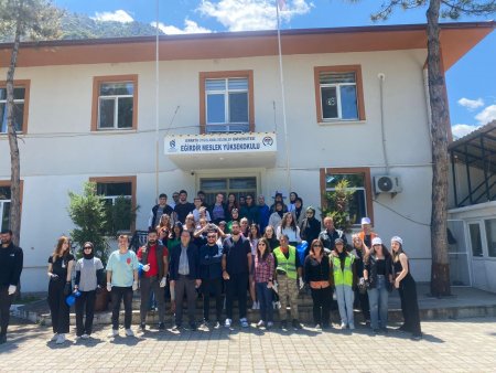 Öğrencilerden Eğirdir Gölü'nde çevre temizliği