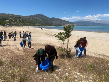 Öğrencilerden Eğirdir Gölü'nde çevre temizliği