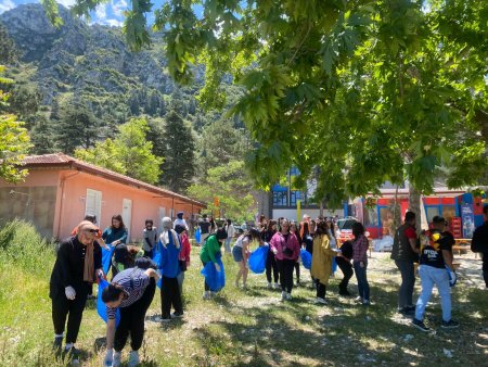 Öğrencilerden Eğirdir Gölü'nde çevre temizliği