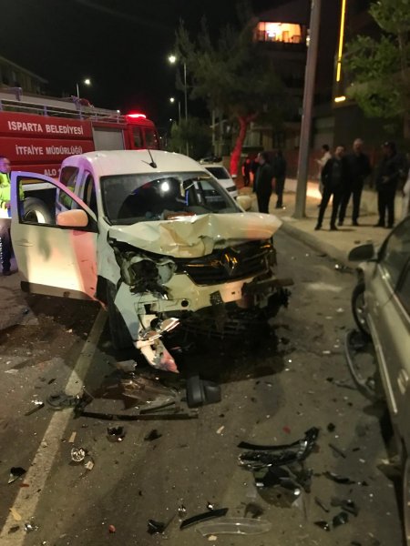 Isparta’da feci kaza 1’i ağır 5 kişi yaralandı