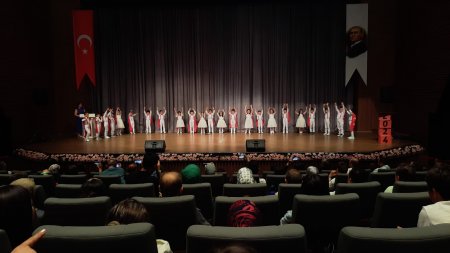 SD Anaokulu öğrencileri gösterileriyle büyük alkış aldı