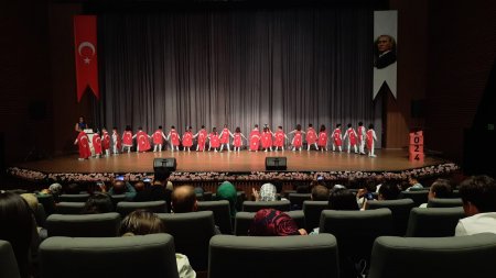 SD Anaokulu öğrencileri gösterileriyle büyük alkış aldı